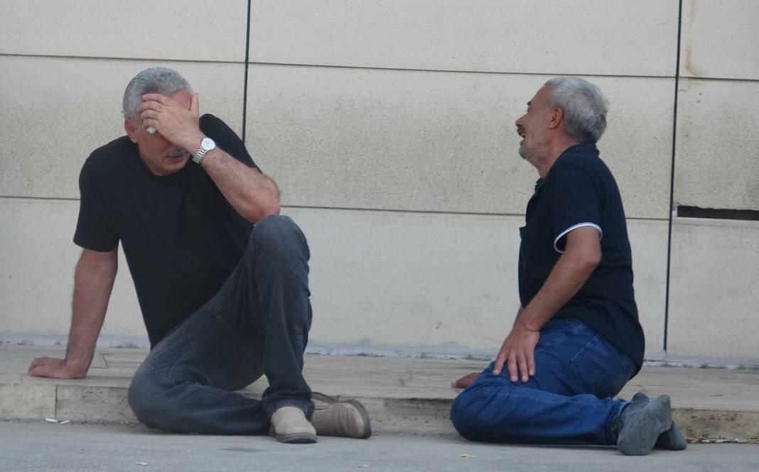 Oğlunu cenaze aracına koydu, dizlerinin üzerine çöküp feryat etti: Ciğerimi yaktın 8